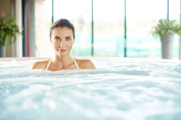 Frau entspannt sich im Spa. — Stockfoto