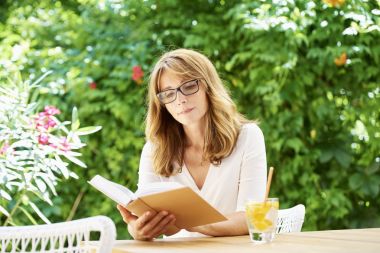 kadın kitap ile rahatlatıcı. 