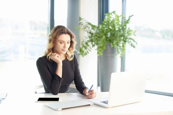 Affärskvinna Arbetar på laptop — Stockfoto