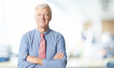 üst düzey işadamı duran 