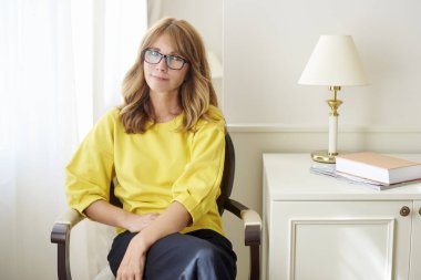 Olgun kadın güvenle gülümseyen 