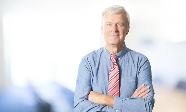 Businessman standing with arms crossed — Stock Photo, Image