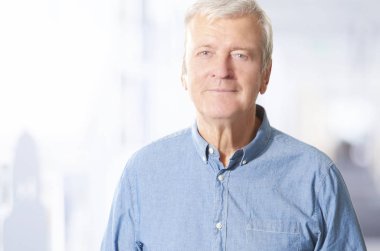  Son sınıf öğrencisi kameraya bakıyor. 