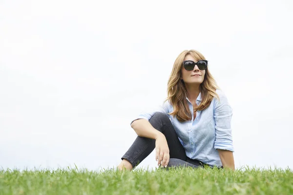 Woman relaxing by the sea. — Stock Photo, Image