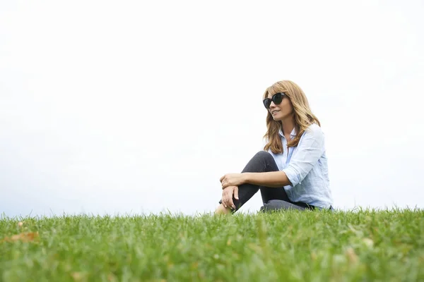 Femme relaxante au bord de la mer . — Photo