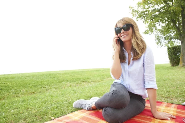 Donna matura utilizzando il suo telefono cellulare — Foto Stock