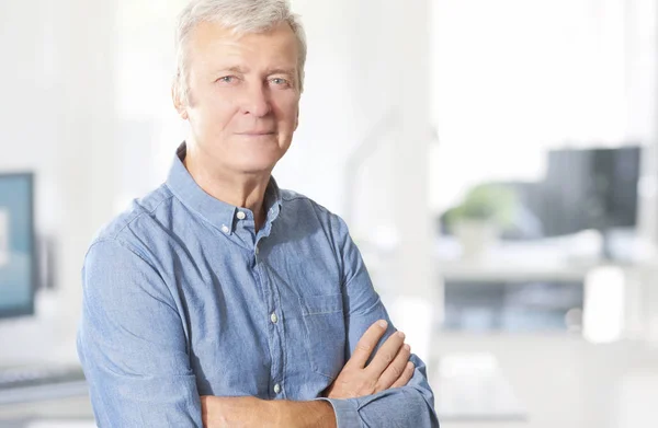 Hombre de negocios de pie con los brazos cruzados — Foto de Stock