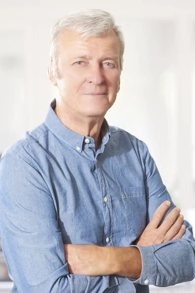 kollarını çapraz duran işadamı 