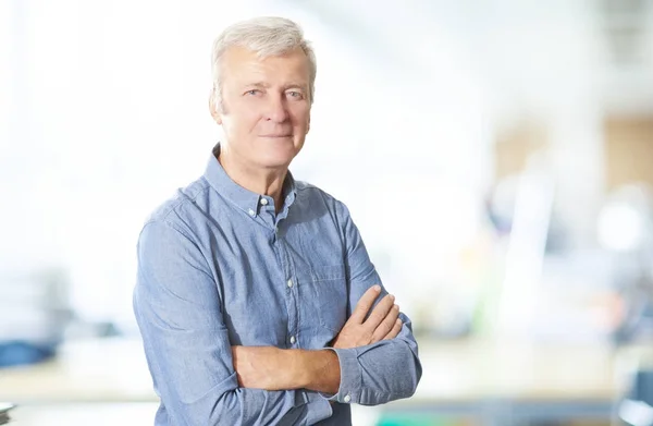 Manager standing with arms crossed — Stock Photo, Image