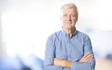 Son sınıf öğrencisi kameraya bakıyor.