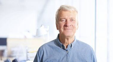  ofiste ayakta işadamı. 