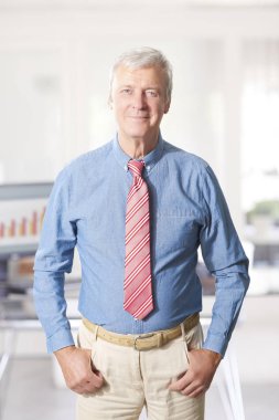 ofiste ayakta işadamı.