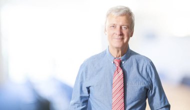  ofiste ayakta işadamı.