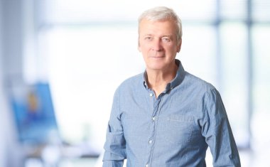 yaşlı işadamı duran 