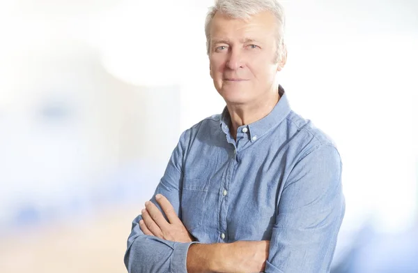 Elderly man wearing casual clothes — Stock Photo, Image