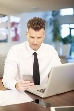 Ofiste Smartphone kullanarak iş adamı