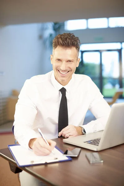 Businessman Filling paper form — Stock Photo, Image