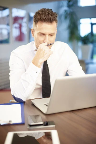 Nadenkend zakenman werken op project — Stockfoto