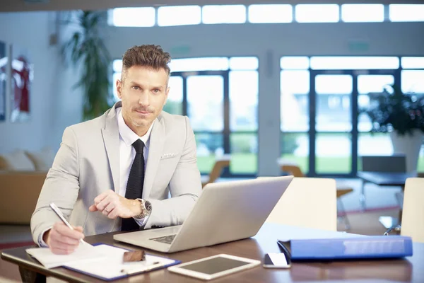 Zakenman vullen papieren formulier — Stockfoto