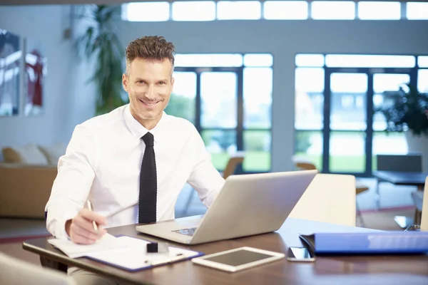 Zakenman werkt met laptop op kantoor — Stockfoto