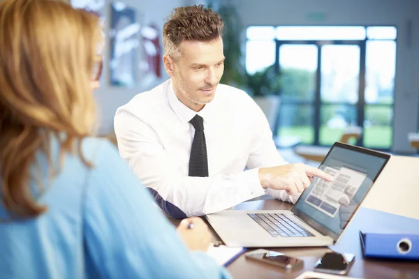 Directeur des ventes et assistant brainstorming dans le bureau — Photo