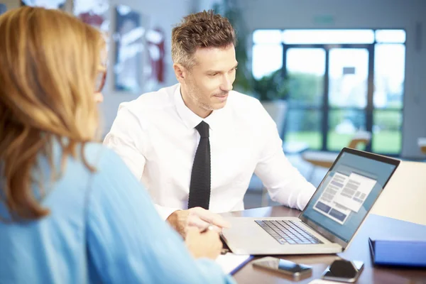 Sales manager and assistant brainstorming in office — Stock Photo, Image