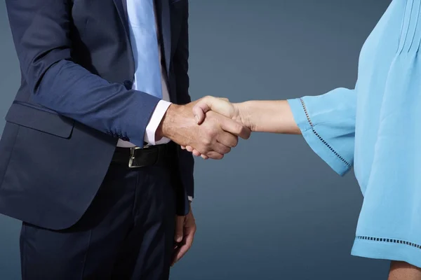 Бизнесмен и бизнесмен пожимают друг другу руки — стоковое фото