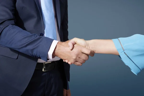 Imprenditore e uomo d'affari che si stringono la mano — Foto Stock