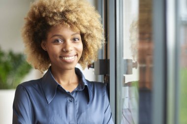 Kameraya bakan kadın.