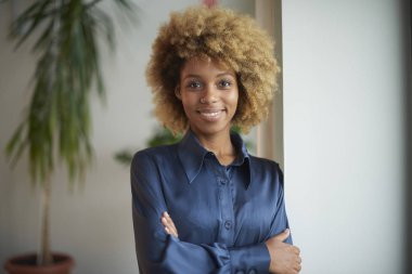 Kameraya bakan kadın. 