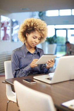 Dijital tablet kullanan iş kadını