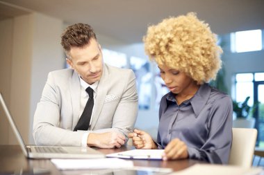 dizüstü bilgisayarda çalışan iş adamları 