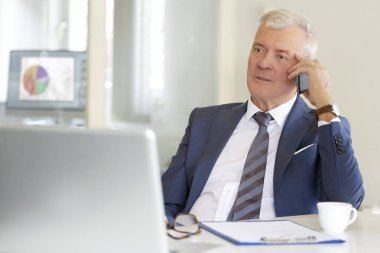 ofiste oturan işadamı 