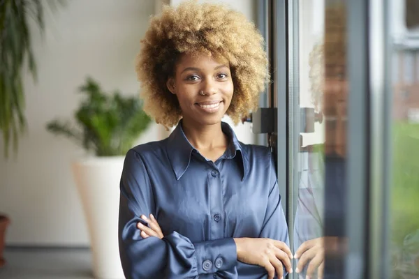 Afroamerikanerin im Stehen — Stockfoto