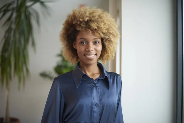 Vrouw kijkt naar camera — Stockfoto