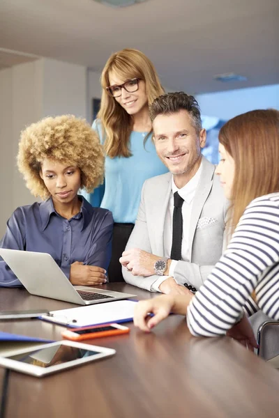 Des gens d'affaires font du remue-méninges au bureau — Photo