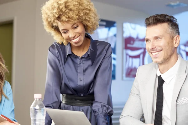 Businesswoman working together with director — Stock Photo, Image