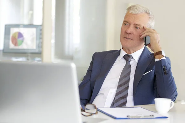 Homme d'affaires assis au bureau — Photo