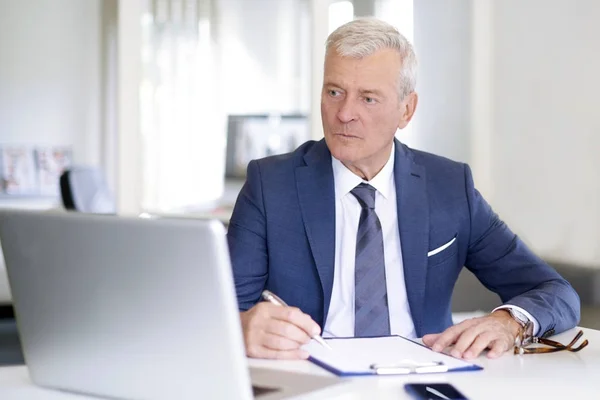 Geschäftsmann erledigt Papierkram — Stockfoto