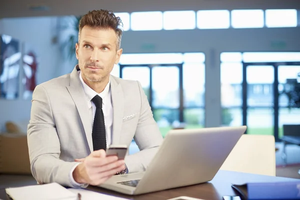 Zakenman met behulp van zijn mobiele telefoon — Stockfoto