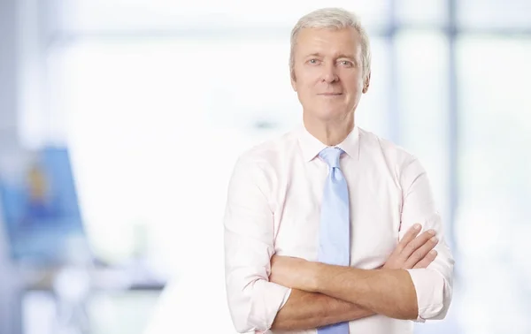 Manager standing with arms crossed — Stock Photo, Image