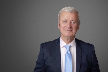 gülümseyen kıdemli işadamı