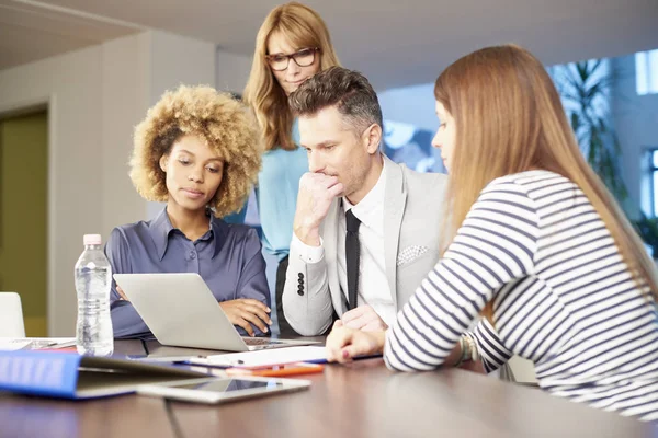 Ondernemers ontmoeten in de bestuurskamer — Stockfoto