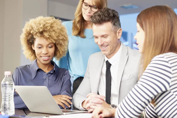 Mensen uit het bedrijfsleven bijeen in de bestuurskamer — Stockfoto