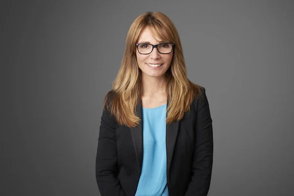 Portrait of a smiling woman standing — Stock Photo, Image