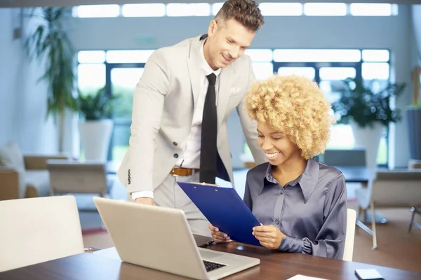 Mujer de negocios afroamericana y hombre de negocios — Foto de Stock