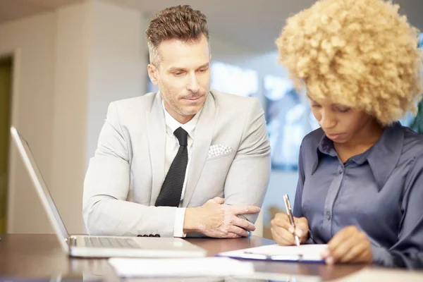 Femme d'affaires avec directeur financier — Photo