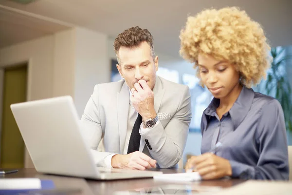 Femme d'affaires avec directeur financier — Photo