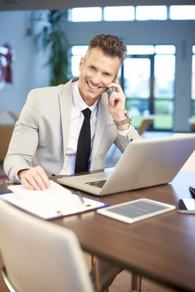 Financieel adviseur maken oproep — Stockfoto