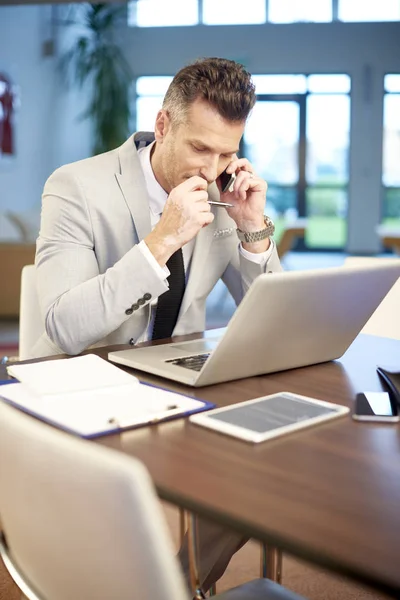 Consultor financeiro que faz chamada — Fotografia de Stock